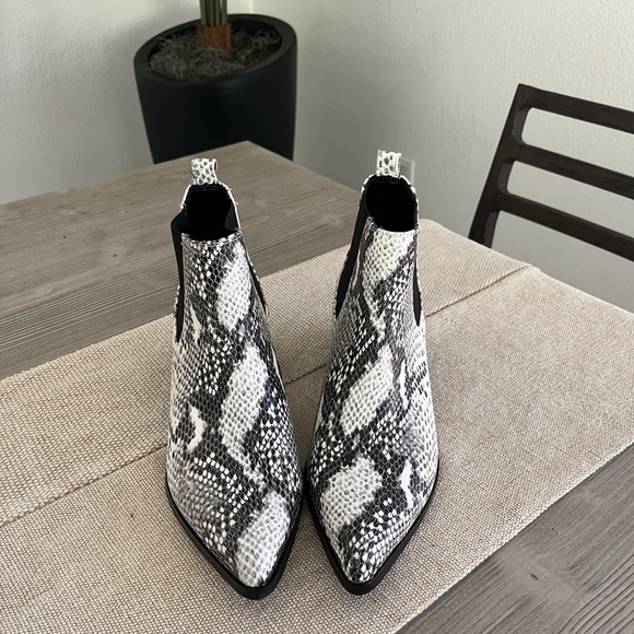 FINAL SALE-NWT- Blondo- Waterproof Emilia bootie in black/white Size 9 - Picture 3 of 6